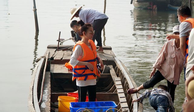 Người[-]thả[-]cá,[-]người[-]chờ[-]sẵn...[-]chích[-]điện[-]vợt[-]cá!